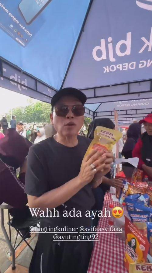 Ayah dan Ibu Ayu Ting Ting Jualan di Bazar Makanan (Instagram.com/mom_ayting92_)