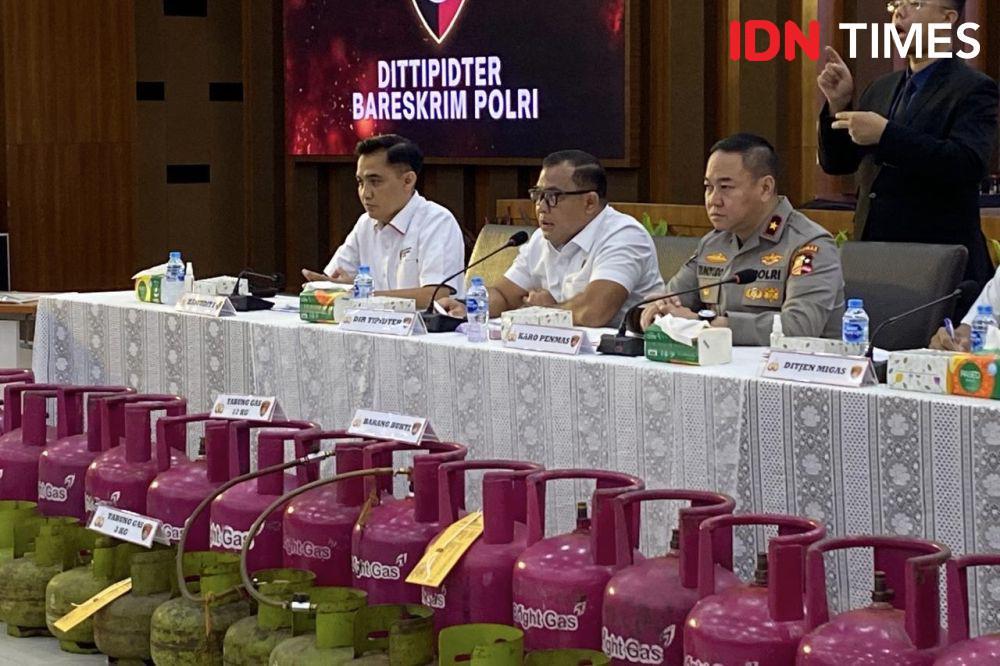 Bareskrim Polri mengungkap kasus pengoplosan gas LPG subsidi menjadi gas nonsubsidi 12 kilogram di Kerawang, Jawa Barat dan Semarang, Jawa Tengah (Jateng). (IDN Times/Irfan Fathurohman)