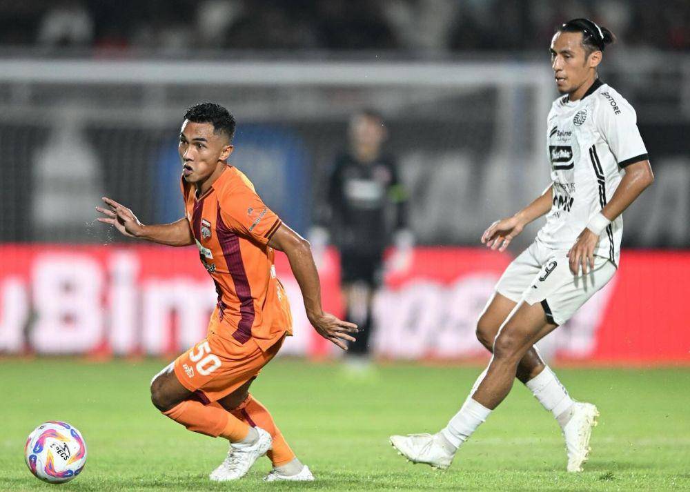Aksi pemain Borneo FC saat menjamu Persija Jakarta pada laga pekan ke-31 Liga 1 2024/2025 di Stadion Segiri, Minggu (4/5/2025) malam. Borneo FC menang tipis 1-0 atas Persija. (Dok. Facebook Borneo FC)