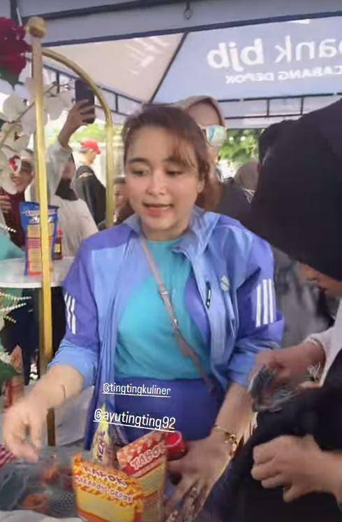 Ayah dan Ibu Ayu Ting Ting Jualan di Bazar Makanan (Instagram.com/mom_ayting92_)