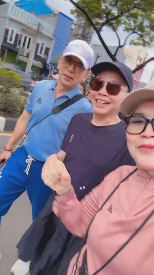 Ayah dan Ibu Ayu Ting Ting Jualan di Bazar Makanan (Instagram.com/mom_ayting92_)