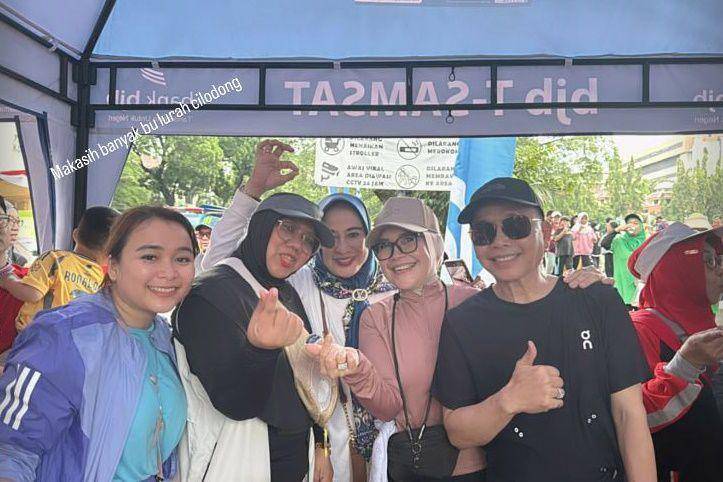 Ayah dan Ibu Ayu Ting Ting Jualan di Bazar Makanan (Instagram.com/mom_ayting92_)