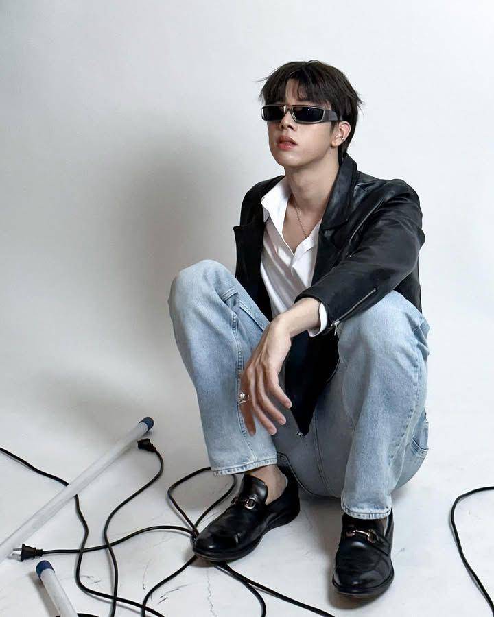 styling jaket leather ala Frank Thanatsaran (Instagram.com/frank_thanatsaran)