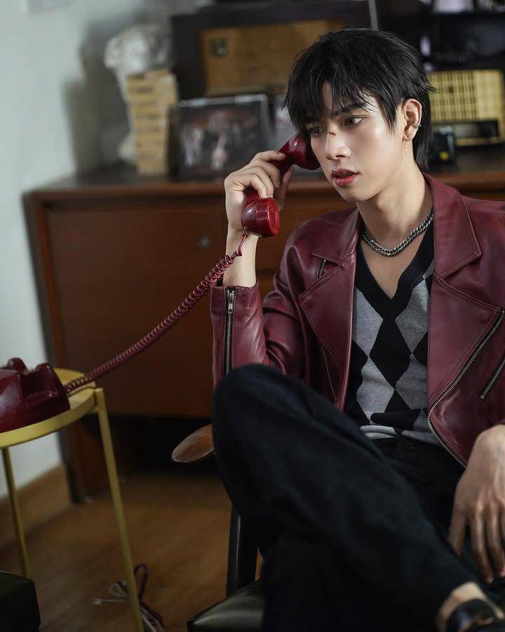styling jaket leather ala Frank Thanatsaran (instagram.com/frank_thanatsaran)