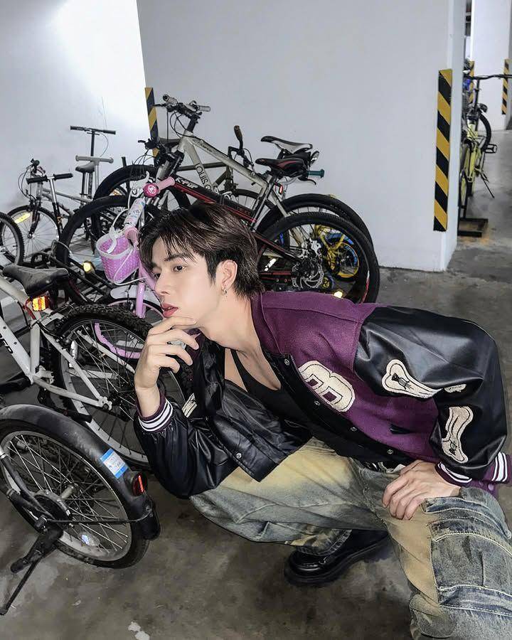 styling jaket leather ala Frank Thanatsaran (instagram.com/frank_thanatsaran)