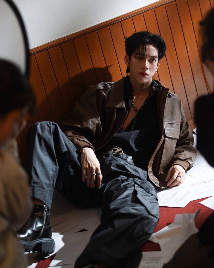 styling jaket leather ala Frank Thanatsaran (Instagram.com/frank_thanatsaran)