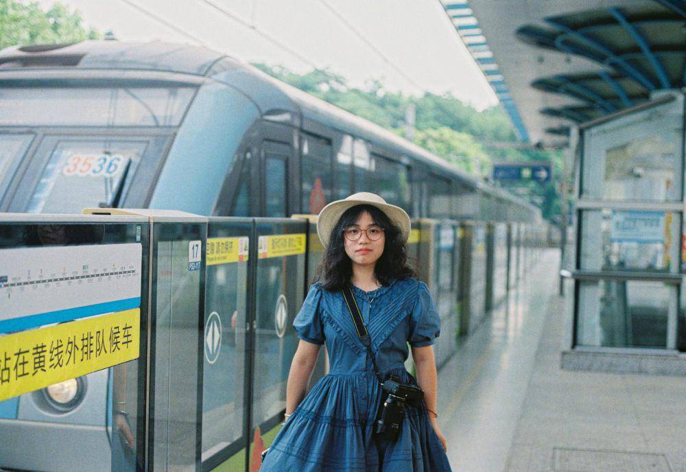 ilustrasi menikmati perjalanan solo traveling (pexels.com/zheng liang)