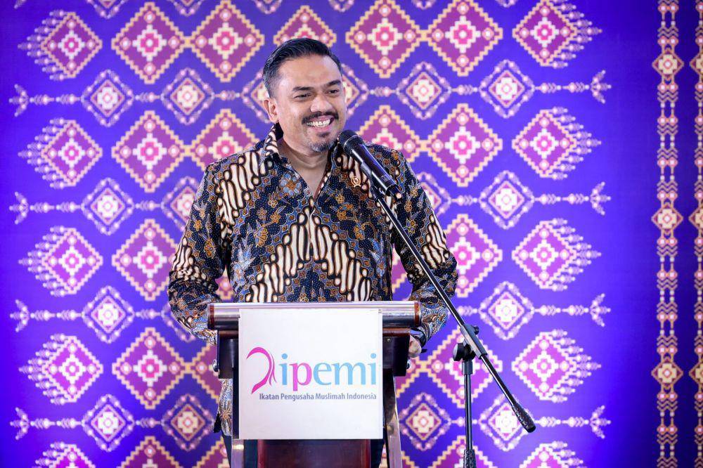 Menteri Usaha Mikro, Kecil, dan Menengah (UMKM) Maman Abdurrahman saat membuka Muktamar III Ikatan Pengusaha Muslimah Indonesia (IPEMI) 2025 di Jakarta, Senin (5/5).