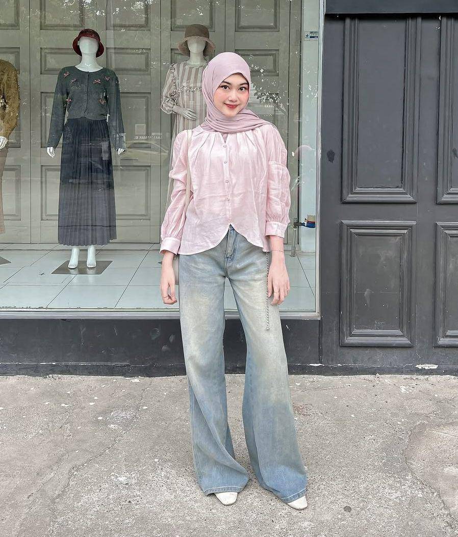 potret ide padu padan short top dan baggy jeans ala Riezna Ramadhani (instagram.com/rieznaramadhani)