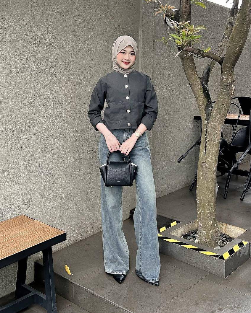 potret ide padu padan short top dan baggy jeans ala Riezna Ramadhani (instagram.com/rieznaramadhani)