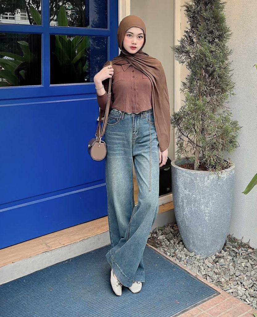 potret ide padu padan short top dan baggy jeans ala Riezna Ramadhani (instagram.com/rieznaramadhani)