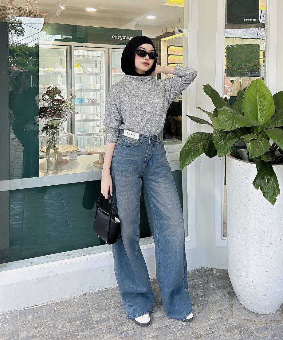 potret ide padu padan short top dan baggy jeans ala Riezna Ramadhani (instagram.com/rieznaramadhani)