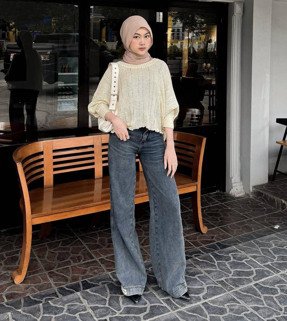 potret ide padu padan short top dan baggy jeans ala Riezna Ramadhani (instagram.com/rieznaramadhani)
