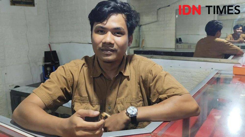 Ikhsan pedagang emas di Bambu Kuning Bandar Lampung. (IDN Times/Muhaimin)