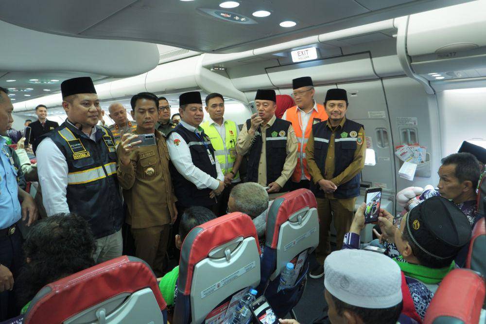 Gubernur Kalsel H Muhidin dan Wagub Hasnuriadi Sulaiman didampingi Kakanwil Kemenag H Muhammad Tambrin, menyapa dan memberi pesan kepada jemaah haji kloter pertama di dalam pesawat, di Bandara Syamsudin Noor, di Banjarbaru, Senin (5/5/2025) sore. (dok/Pemprov Kalsel