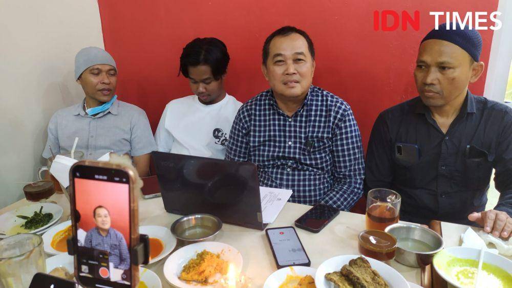 Koordinator MAKI Bonyamin Saiman danKetua LSM Sapu Jagad Gunung, Muhammad Hindratno. (IDN Times/Fariz Fardianto)