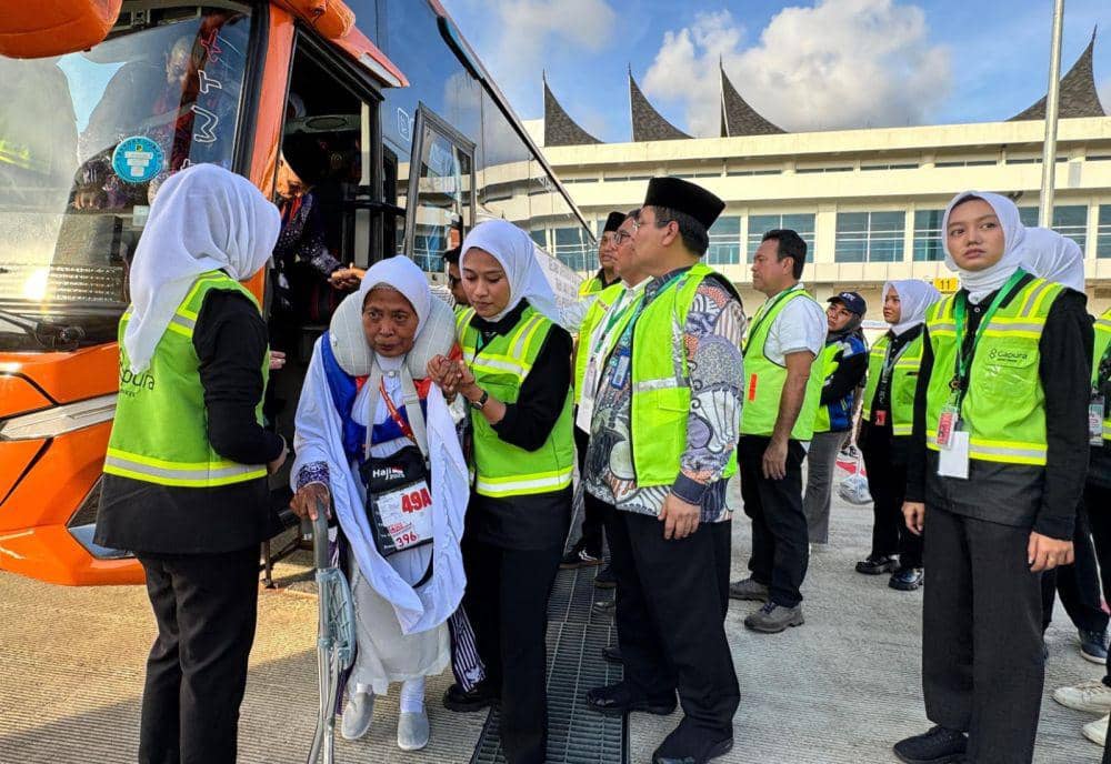 JCH lansia asal Sumbar dibimbing oleh petugas saat akan masuk pesawat (Foto: Kemenag Sumbar)