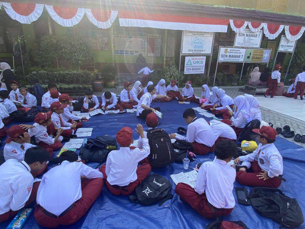 Siswa SD di Banjarmasin belajar di luar kelas