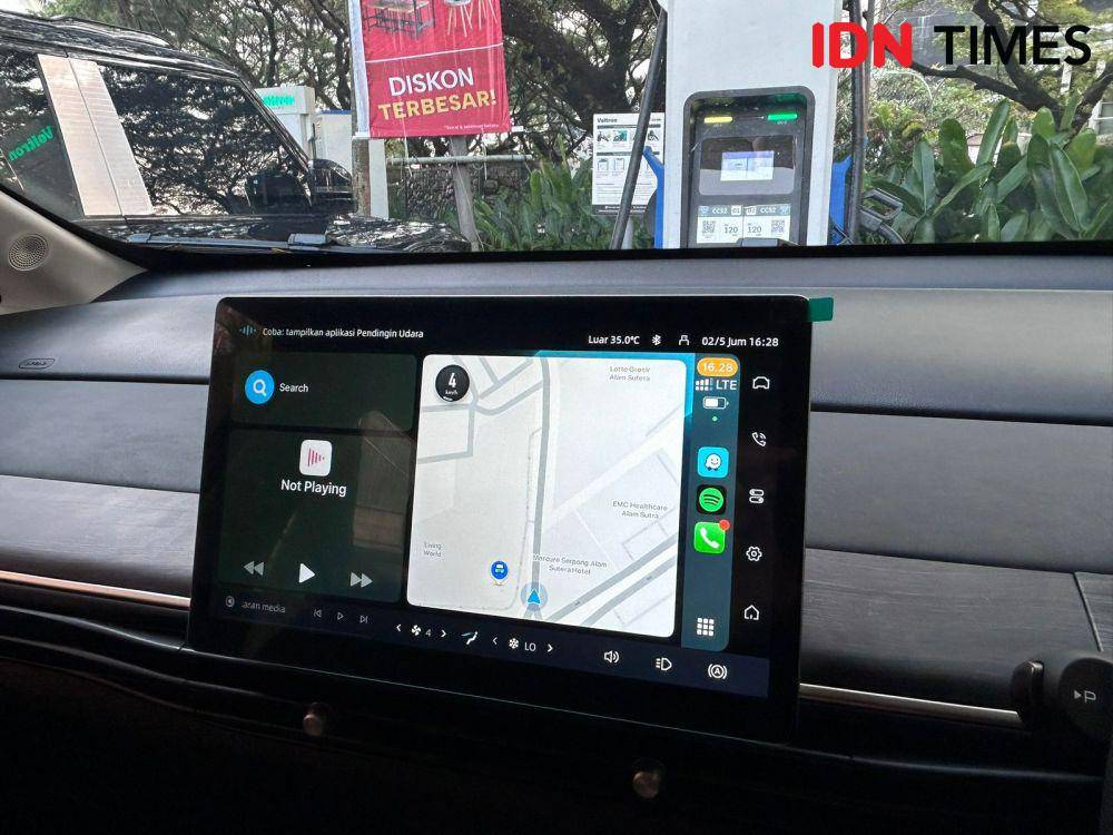 Head unit berukuran 10,1 inci pada varian Lite (IDN Times/Fadhliansyah)