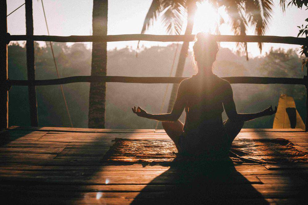 Ilustrasi perempuan sedang meditasi