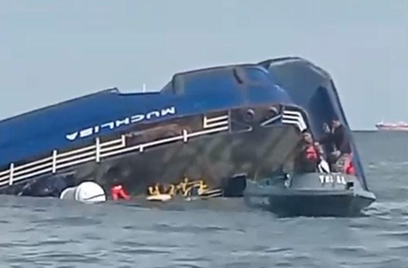 [BREAKING] Kapal Feri KMP Muchlisa Rute Balikpapan-PPU Tenggelam