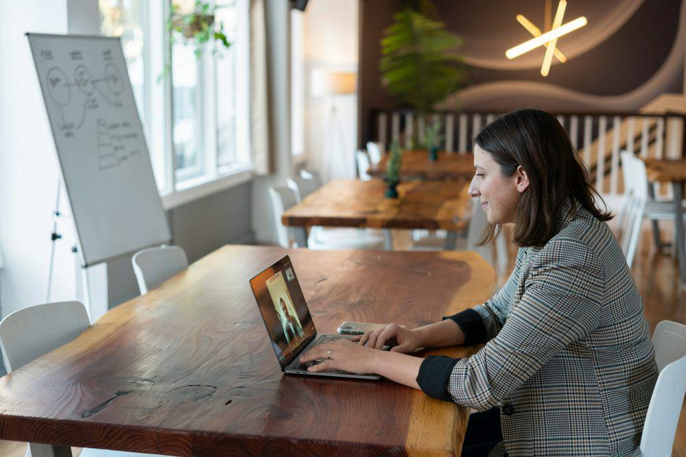 ilustrasi profesi pengajar online (unsplash.com/LinkedIn Sales Solutions)