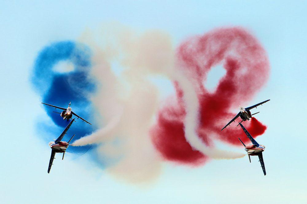 potret tim aerobatik Patrouille de France yang sedang menggambar bendera Prancis di udara dalam sebuah acara pertunjukkan udara di tahun 2015 silam (commons.wikimedia.org/ Tim Felce)