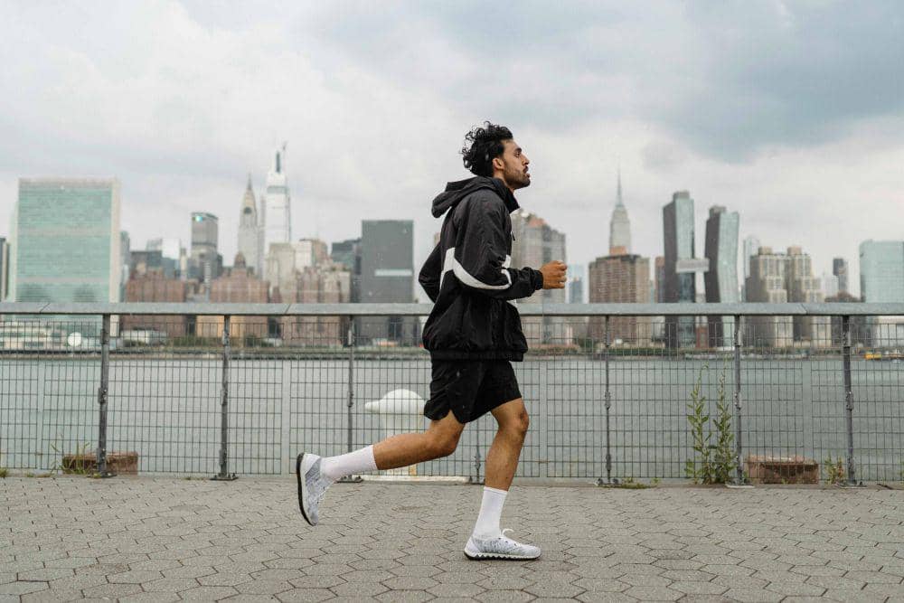 ilustrasi pria sedang joging (pexels.com/Ketut Subiyanto)