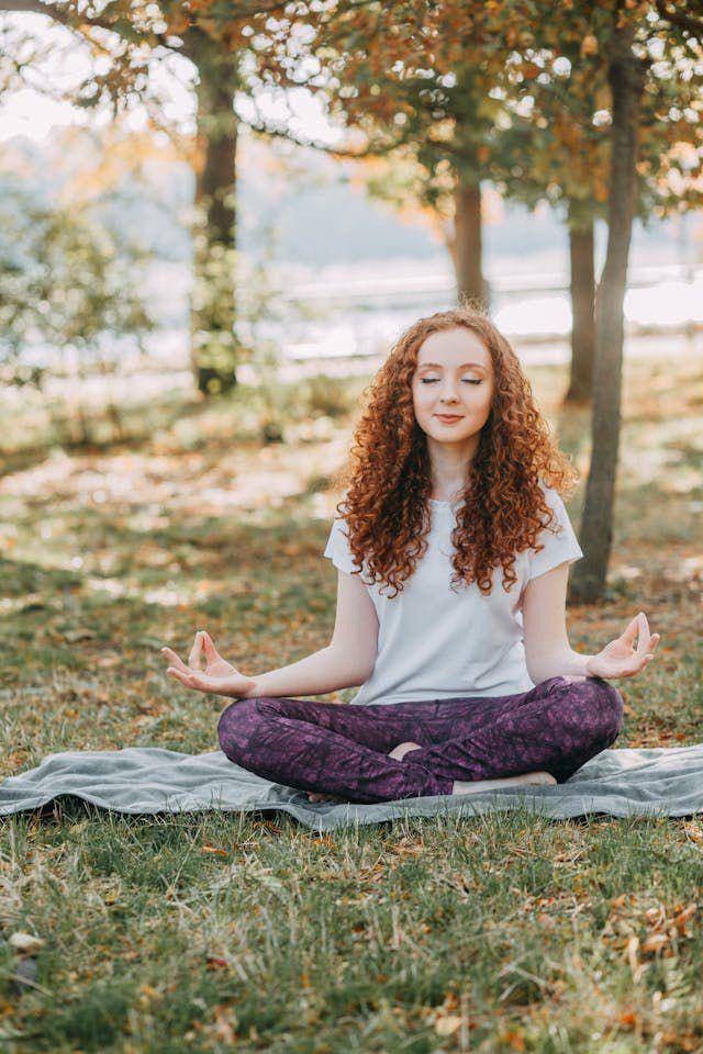 Ilustrasi seorang wanita yang sedang meditasi (pexels.com/Natalie Bond)