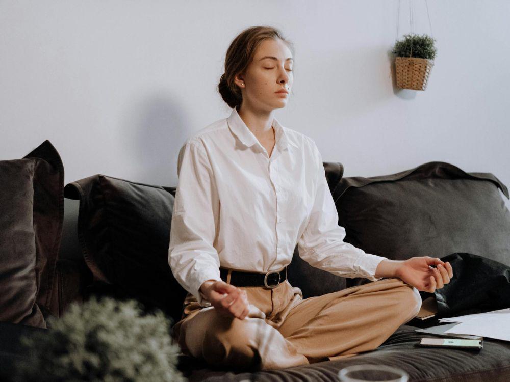 4 Cara Mindful Living Saat Hustle Culture, Hidup Tenang
