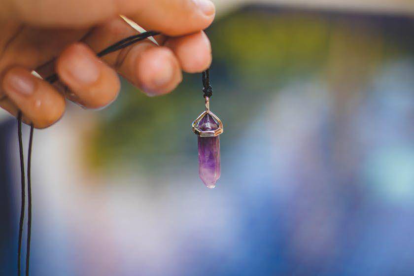 ilustrasi batu amethyst (pexels.com/Valeria Boltneva)