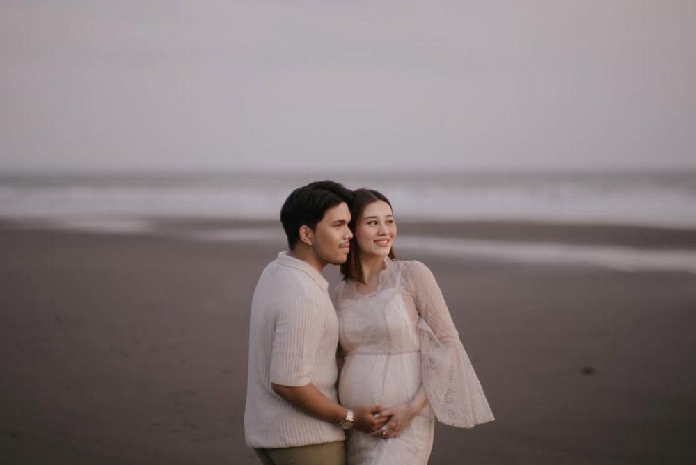7 Foto Maternity Aaliyah Massaid di Bali, Syahdu di Tepi Pantai!
