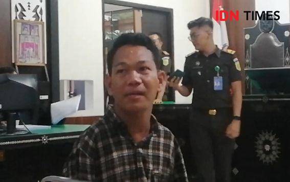 Terdakwa kasus pelecehan seksual Agus difabel saat menjalani sidang di PN Mataram, Senin (5/5/2025). (IDN Times/Muhammad Nasir)