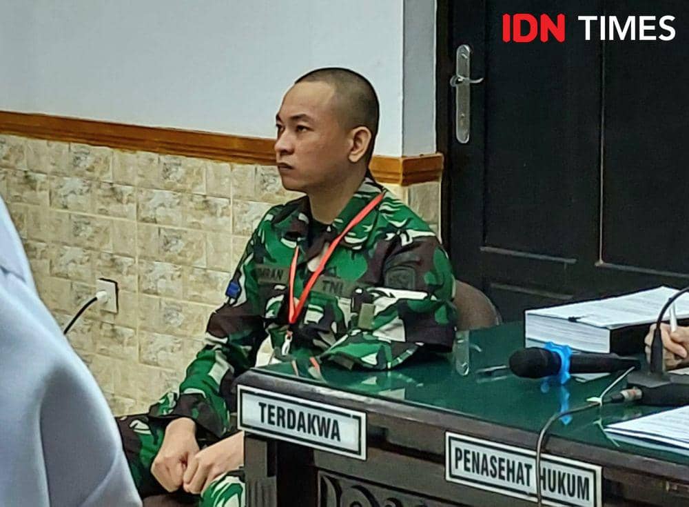 Anggota TNI AL, Kelasi Satu Jumran, saat mengikuti sidang perdana pembunuhan jurnalis, Juwita, di Pengadilan Militer Banjarmasin, di Banjarbaru, Senin (5/5/2025). (Hendra Lianor/IDN Times)