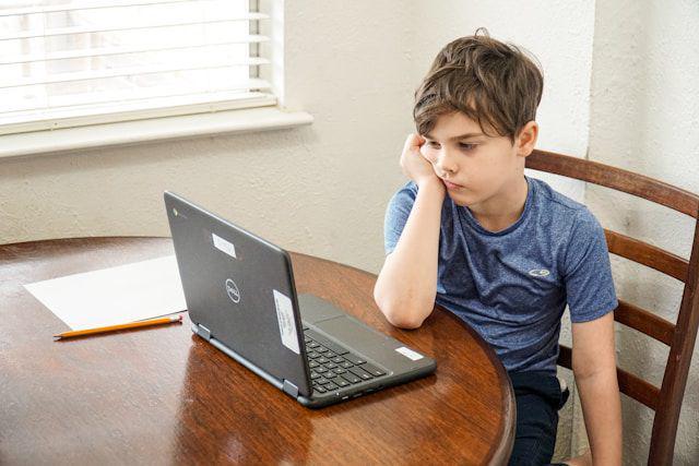 8 Sinonim Kata 'Mundane' dalam Bahasa Inggris dan Contoh Penggunaannya