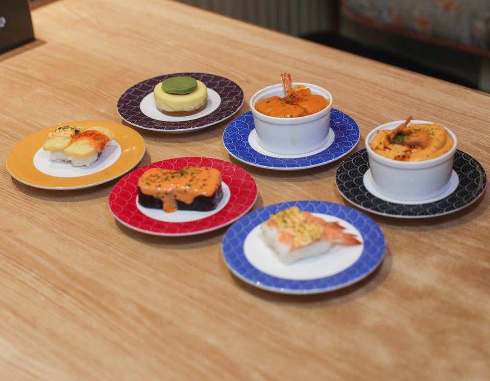 Beragam sushi yang diletakkan di piring dengan warna berbeda. (Instagram.com/tomsushiidn)