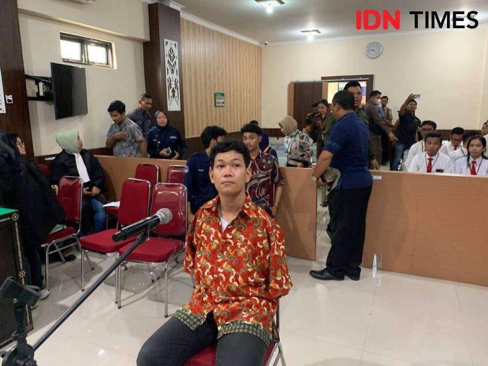 Terdakwa kasus pelecehan seksual terhadap mahasiswi, Agus difabel saat menjalani sidang di PN Mataram. (IDN Times/Muhammad Nasir)