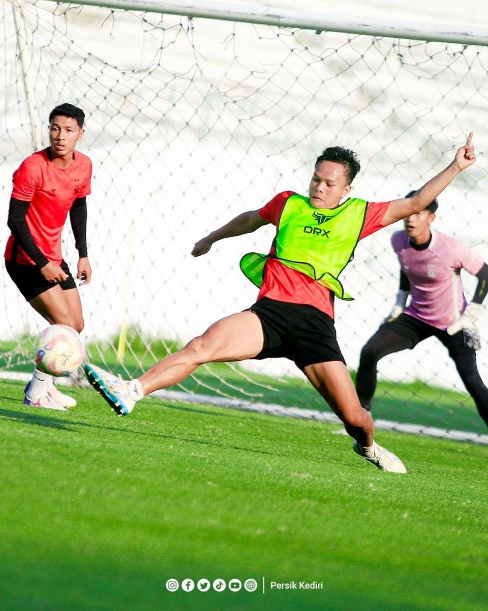Pemain Persik Kediri saat berlatih. Instagram.com/persikfcofficial