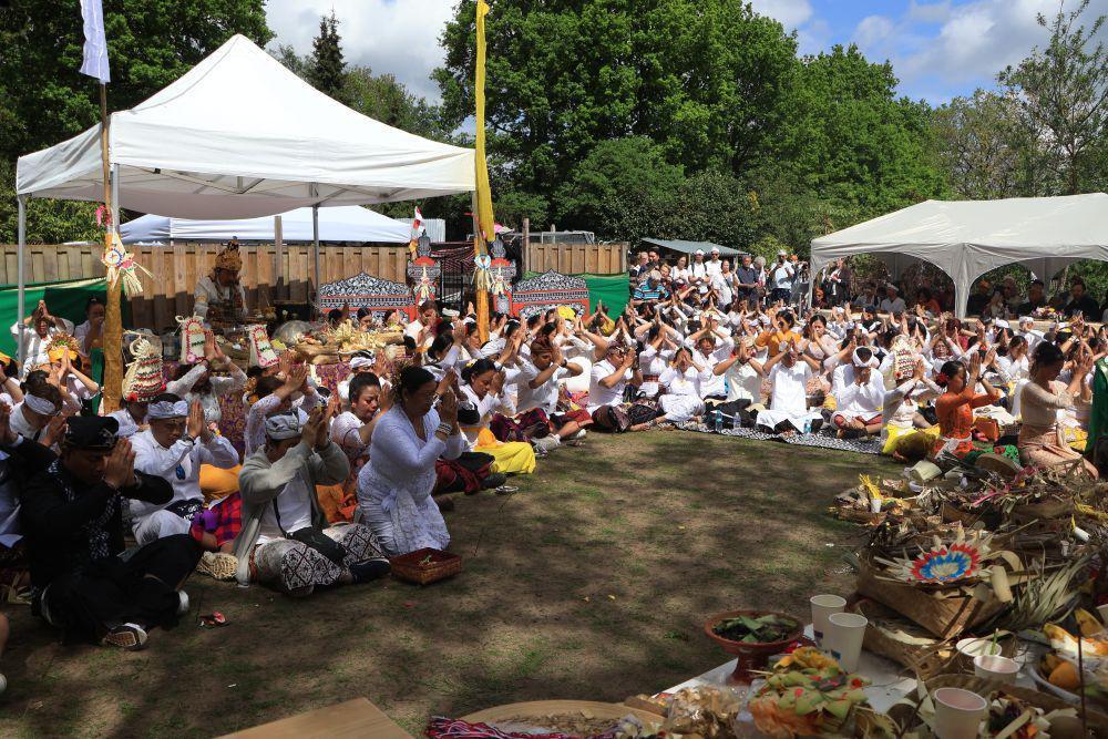 Masyarakat Hindu Bali sembahyang di Pura Santa Citta Bhuana