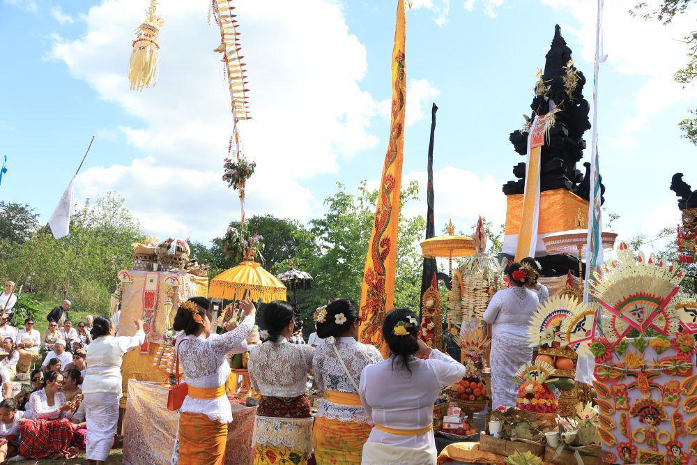Masyarakat Hindu Bali di Belanda saat sembahyang di Pura Santa Citta Bhuana. (Dok. Humas Pemprov Bali)