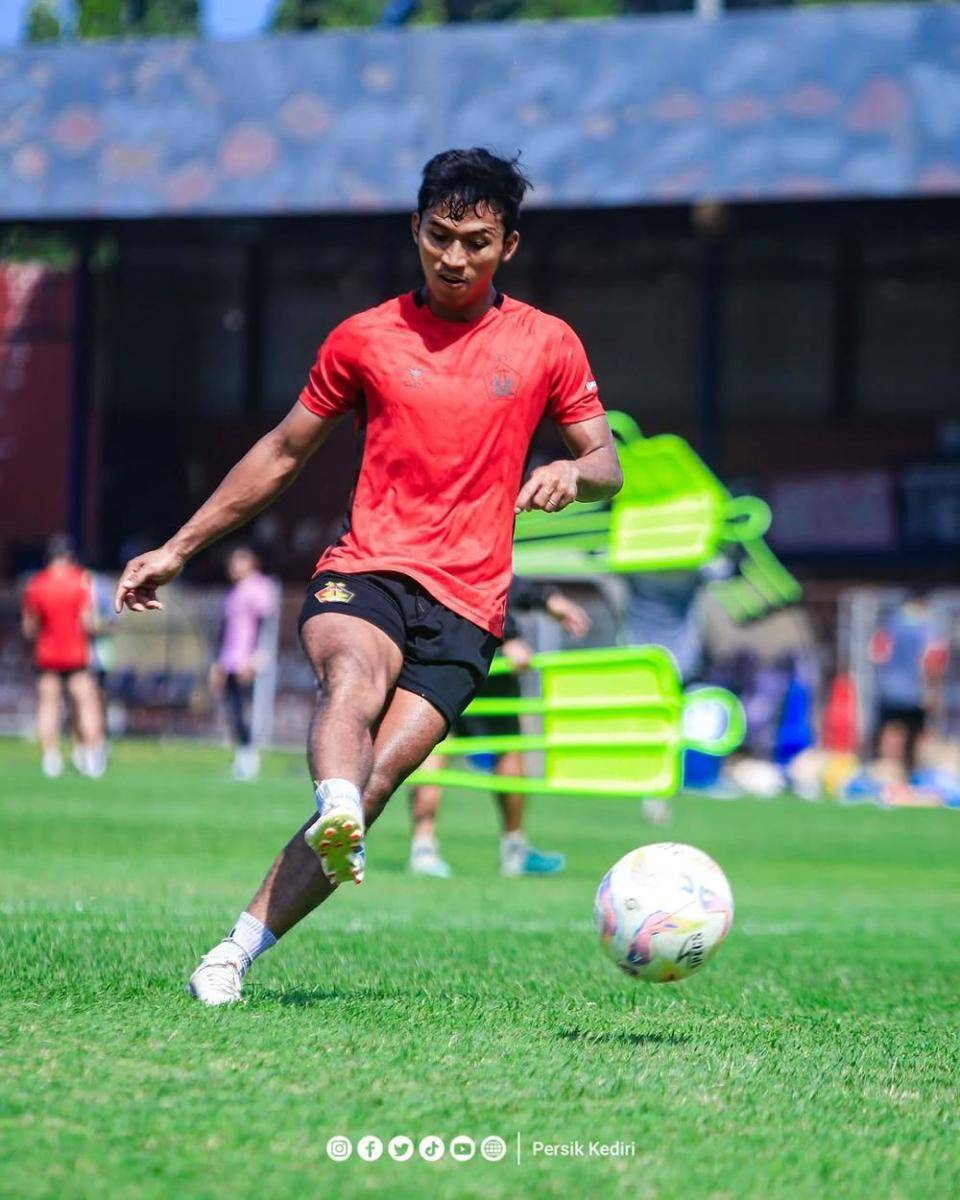 Pemain Persik Kediri saat berlatih. Instagram.com/persikfcofficial