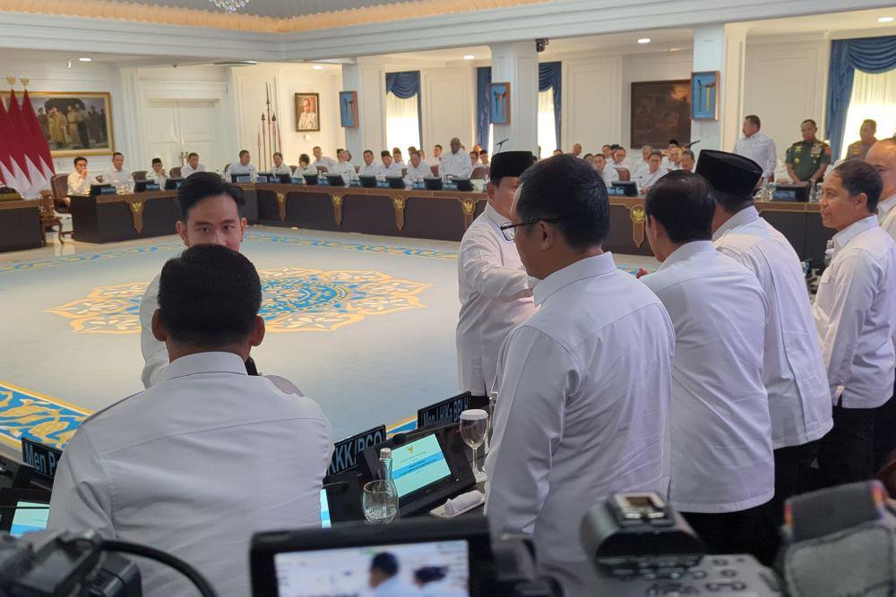 Sudah Ajukan Mundur, Hasan Nasbi Masih Ikut Sidang Kabinet Paripurna