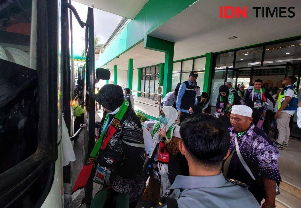Jemaah haji kloter pertama Kalsel saat memasuki bus dari Asrama Haji menuju Bandara Syamsudin Noor, Senin (5/5/2025). (Hendra Lianor/IDN Times)