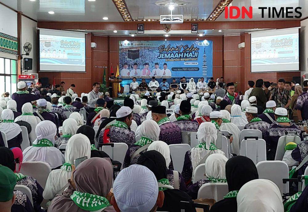Doa bersama dan pelepasan haji kloter pertama Kalsel di Asrama Haji Embarkasi Banjarmasin, Senin (5/5/2025). (Hendra Lianor/IDN Times)