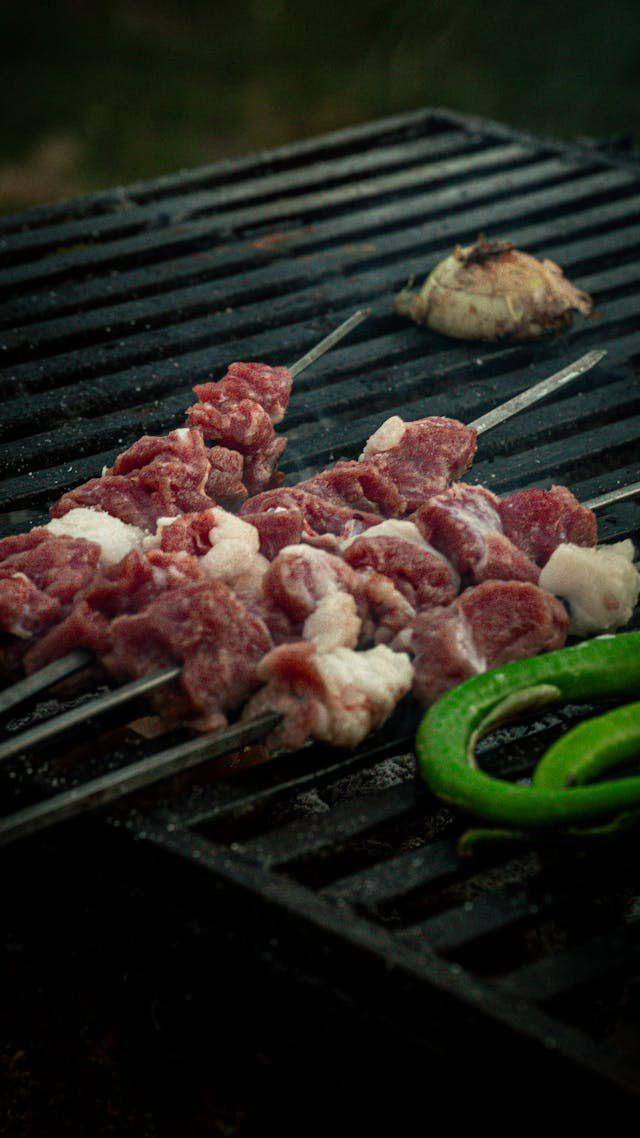 Ilustrasi, sate daging kambing siap dibakar. Pexels/Haci Huseyin Erol