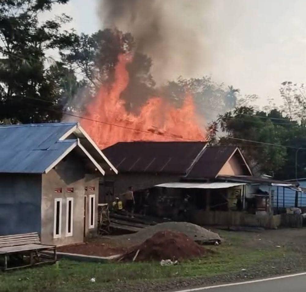 Insiden Mobil Damkar Terbalik di Mura, 3 Rumah di TPK Jadi Abu