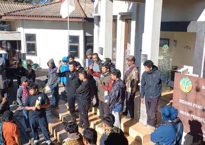 Kisruh di pintu masuk menuju Gunung Bromo di Cemorolawang. (IDN Times/Istimewa)