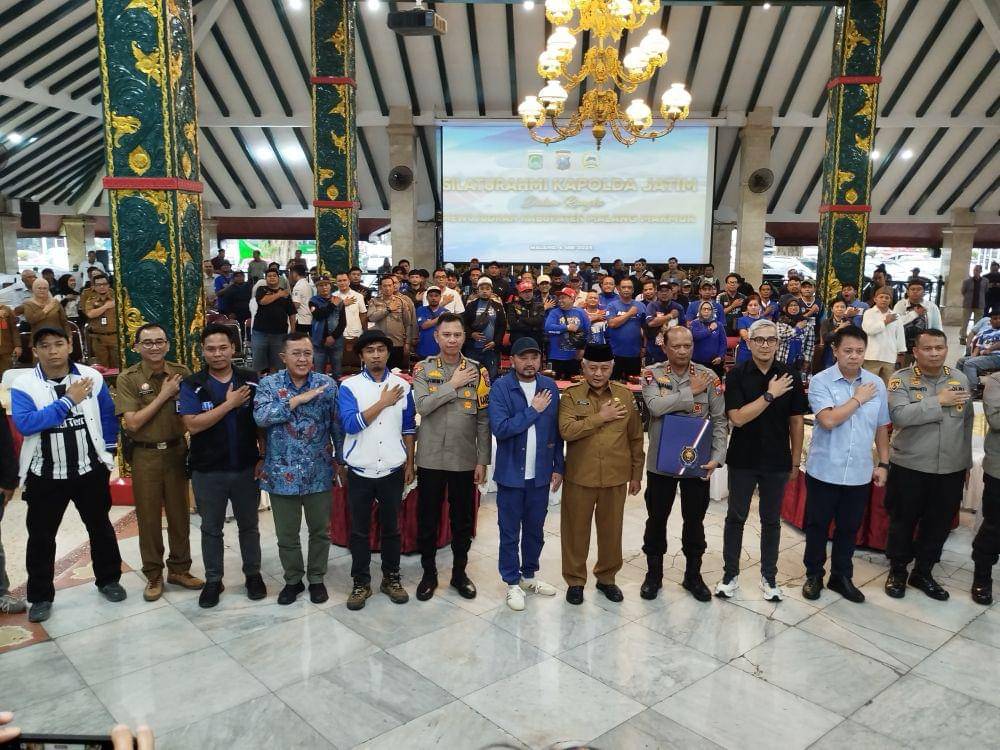 Kapolda Jawa Timur, Irjen Pol Nanang Avianto saat bertemu dengan Bupati Malang, Manajemen Arema FC, dan Aremania di Pendopo Agung Kabupaten Malang. (IDN Times/Rizal Adhi Pratama)