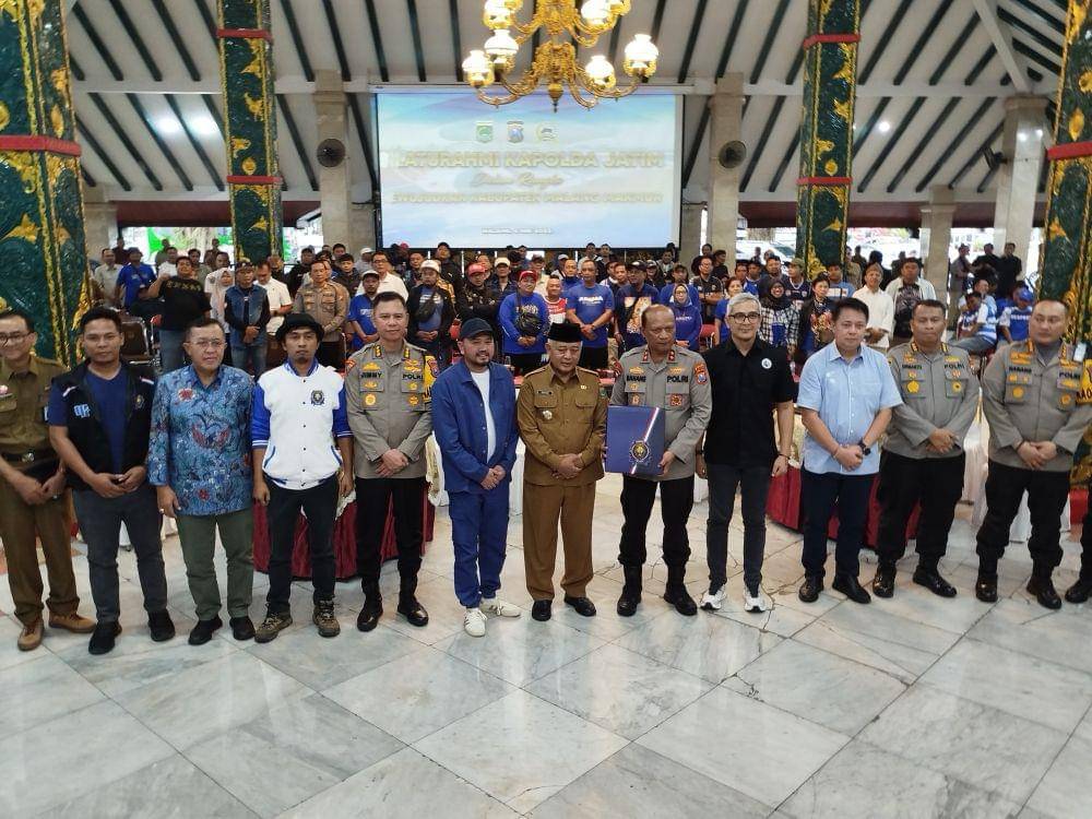 Kapolda Jawa Timur, Irjen Pol Nanang Avianto saat bertemu dengan Bupati Malang, Manajemen Arema FC, dan Aremania di Pendopo Agung Kabupaten Malang. (IDN Times/Rizal Adhi Pratama)