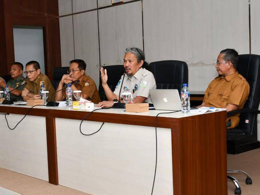 Ketua panitia lomba lari Rinjani 100, saat melakukan presentasi (IDN Times/Ruhaili)